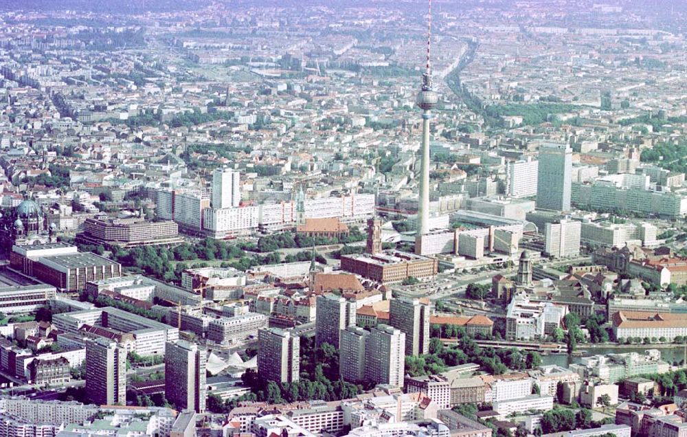 Berlin von oben - Stadtpanorama von Berlin-Mitte aus Richtung Kreuzberg.