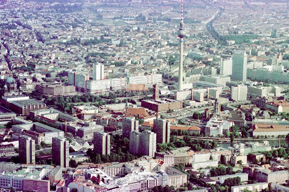 Berlin aus der Vogelperspektive: Stadtpanorama von Berlin-Mitte aus Richtung Kreuzberg.