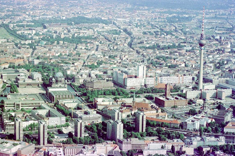 Luftbild Berlin - Stadtpanorama von Berlin-Mitte aus Richtung Kreuzberg.