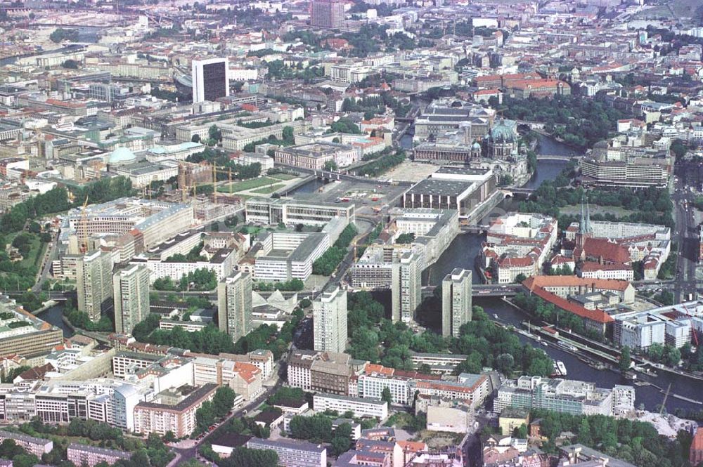 Berlin von oben - Stadtpanorama von Berlin-Mitte aus Richtung Kreuzberg.