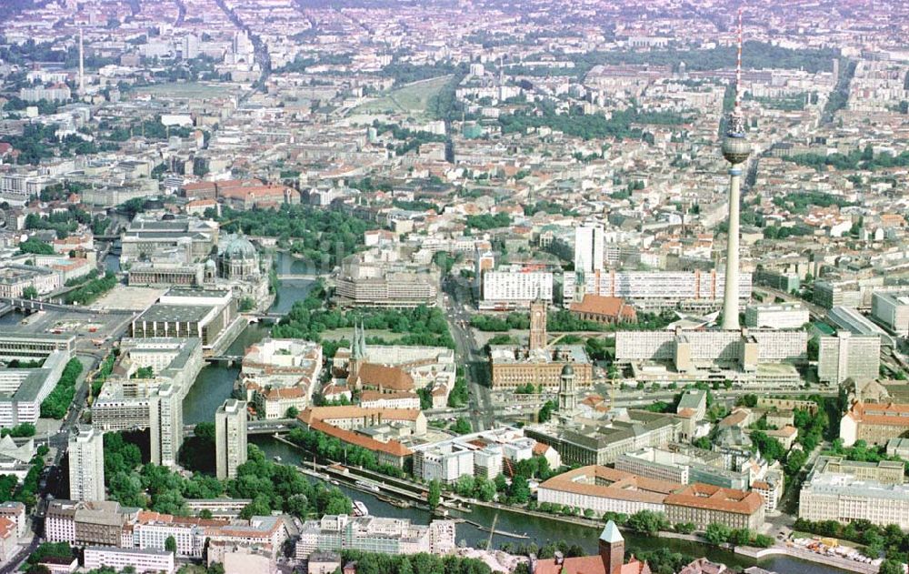 Berlin aus der Vogelperspektive: Stadtpanorama von Berlin-Mitte aus Richtung Kreuzberg.