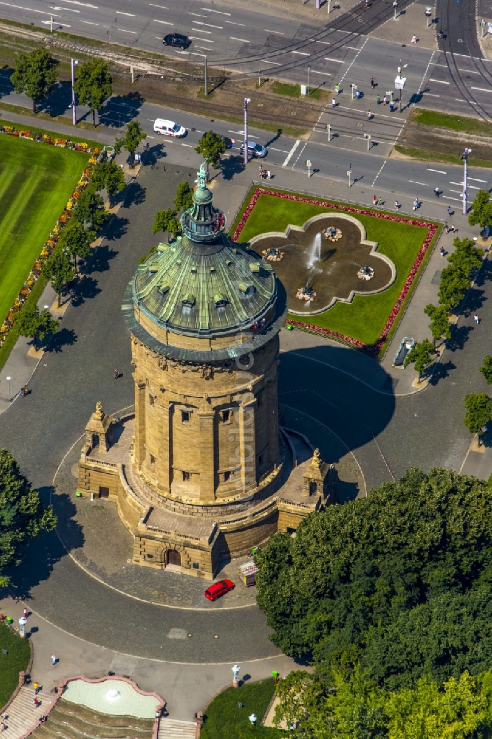 Mannheim aus der Vogelperspektive: Stadtpark am Wasserturm am Friedrichsplatz in Mannheim im Bundesland Baden-Württemberg