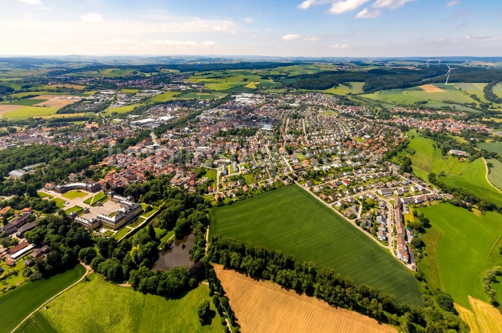 Bad Arolsen von oben - Stadtrand und Außenbezirks- Wohngebiete in Bad Arolsen im Bundesland Hessen, Deutschland