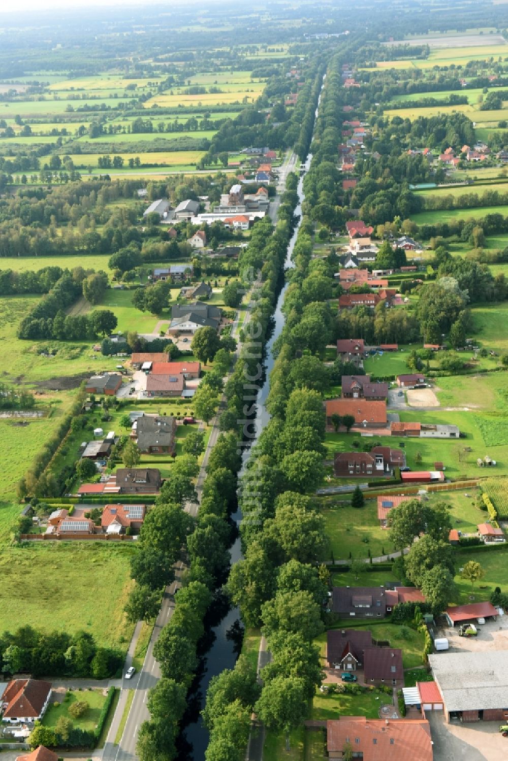 Barßel aus der Vogelperspektive: Stadtrand und Außenbezirks- Wohngebiete in Barßel im Bundesland Niedersachsen