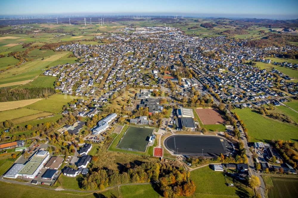 Brilon aus der Vogelperspektive: Stadtrand und Außenbezirks- Wohngebiete in Brilon im Bundesland Nordrhein-Westfalen, Deutschland