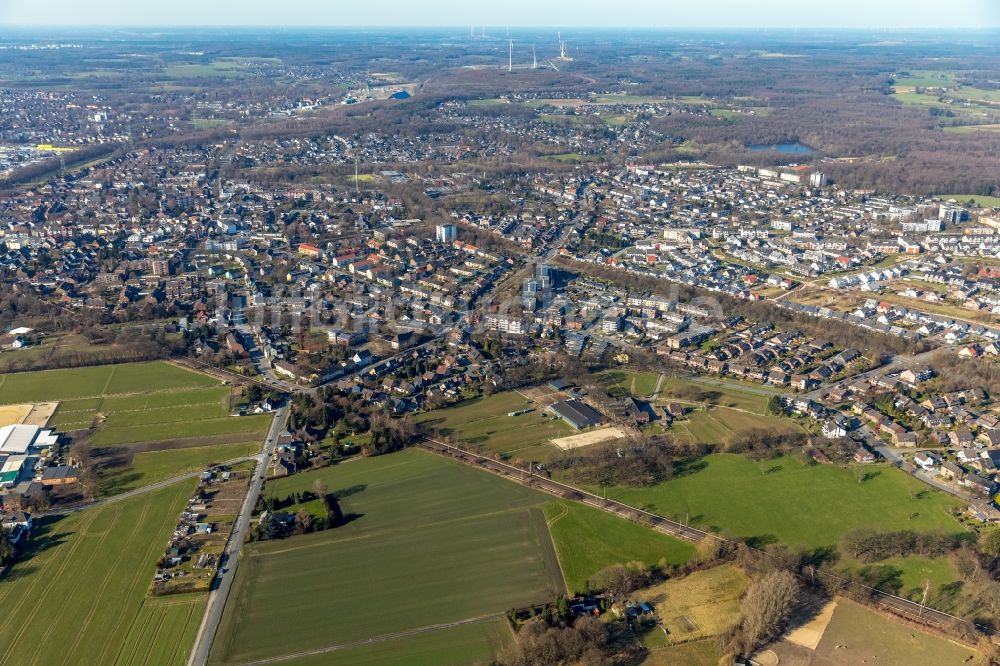 Dinslaken von oben - Stadtrand und Außenbezirks- Wohngebiete in Dinslaken im Bundesland Nordrhein-Westfalen, Deutschland