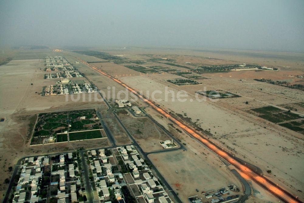 Luftbild Dubai - Stadtrand und Außenbezirks- Wohngebiete in Dubai in Dubai, Vereinigte Arabische Emirate