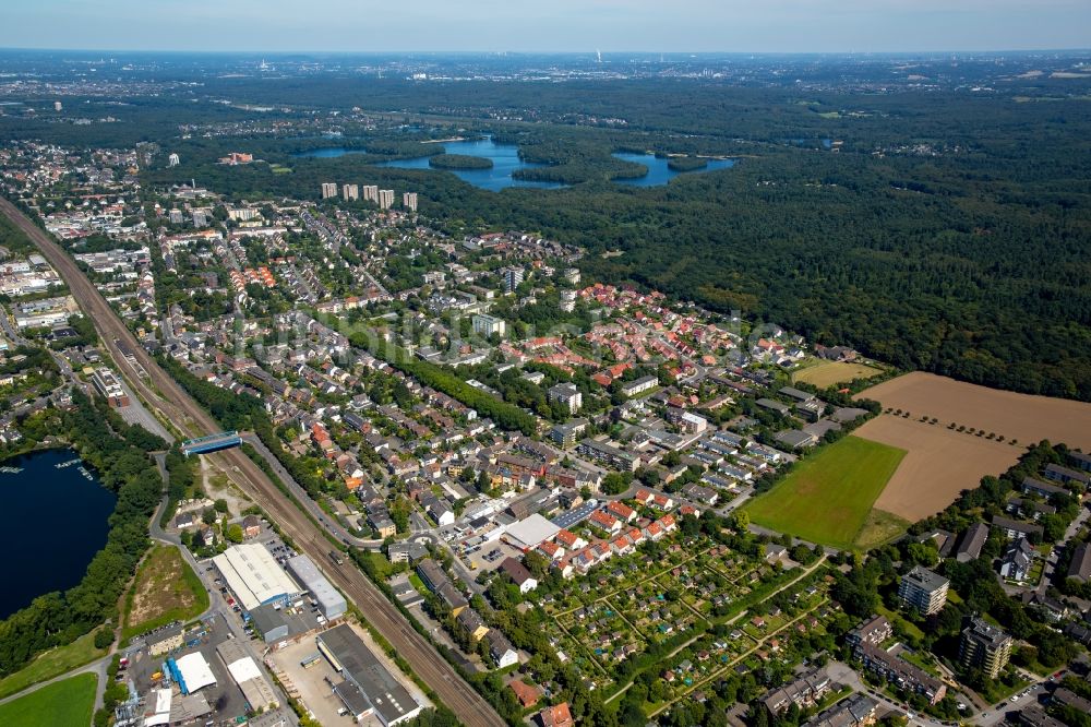 Luftaufnahme Duisburg - Stadtrand und Außenbezirks- Wohngebiete in Duisburg im Bundesland Nordrhein-Westfalen