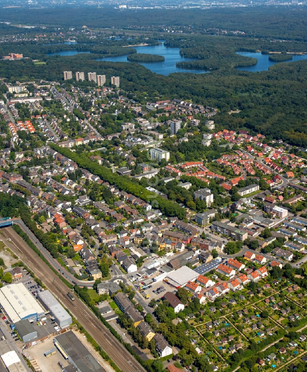 Duisburg von oben - Stadtrand und Außenbezirks- Wohngebiete in Duisburg im Bundesland Nordrhein-Westfalen