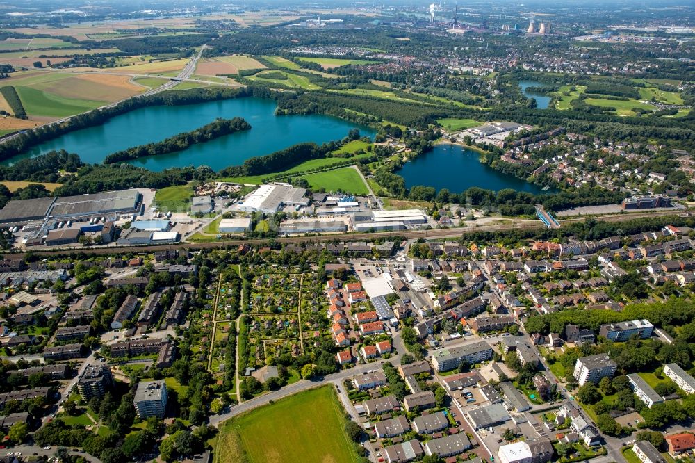 Duisburg aus der Vogelperspektive: Stadtrand und Außenbezirks- Wohngebiete in Duisburg im Bundesland Nordrhein-Westfalen