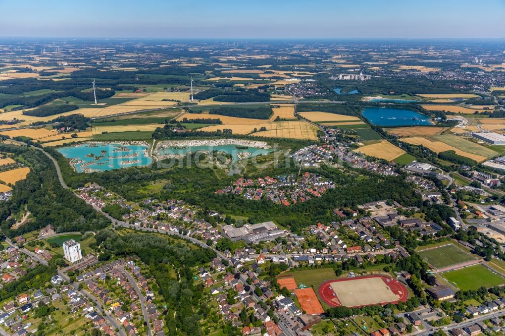 Luftbild Beckum - Stadtrand und Außenbezirks- Wohngebiete mit dem Dyckerhoffsee in Beckum im Bundesland Nordrhein-Westfalen, Deutschland