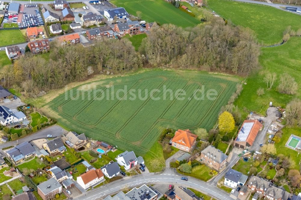 Luftaufnahme Hamm - Stadtrand und Außenbezirks- Wohngebiete mit einem Feld entlang des Ennigerweg im Ortsteil Heessen in Hamm im Bundesland Nordrhein-Westfalen, Deutschland