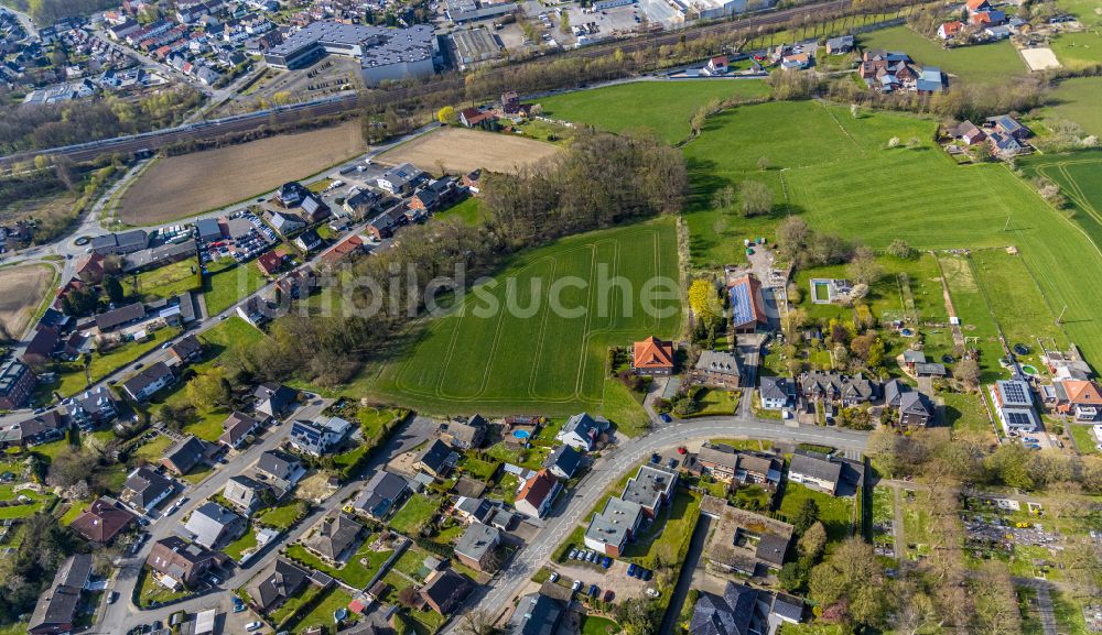 Hamm von oben - Stadtrand und Außenbezirks- Wohngebiete mit einem Feld entlang des Ennigerweg im Ortsteil Heessen in Hamm im Bundesland Nordrhein-Westfalen, Deutschland