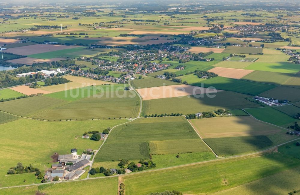 Luftaufnahme Emmerich am Rhein - Stadtrand und Außenbezirks- Wohngebiete in Emmerich am Rhein im Bundesland Nordrhein-Westfalen, Deutschland