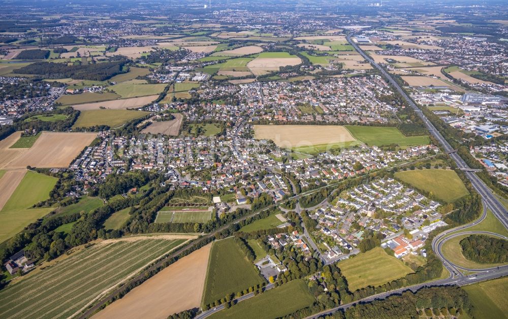 Unna von oben - Stadtrand und Außenbezirks- Wohngebiete entlang der BAB A1 im Ortsteil Massen in Unna im Bundesland Nordrhein-Westfalen, Deutschland