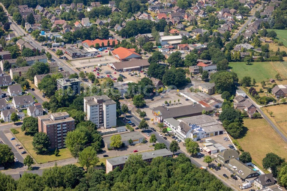 Voerde (Niederrhein) aus der Vogelperspektive: Stadtrand und Außenbezirks- Wohngebiete entlang der Bahnhofstraße in Voerde (Niederrhein) im Bundesland Nordrhein-Westfalen - NRW, Deutschland