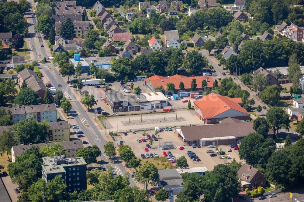 Luftaufnahme Voerde (Niederrhein) - Stadtrand und Außenbezirks- Wohngebiete entlang der Bahnhofstraße in Voerde (Niederrhein) im Bundesland Nordrhein-Westfalen - NRW, Deutschland