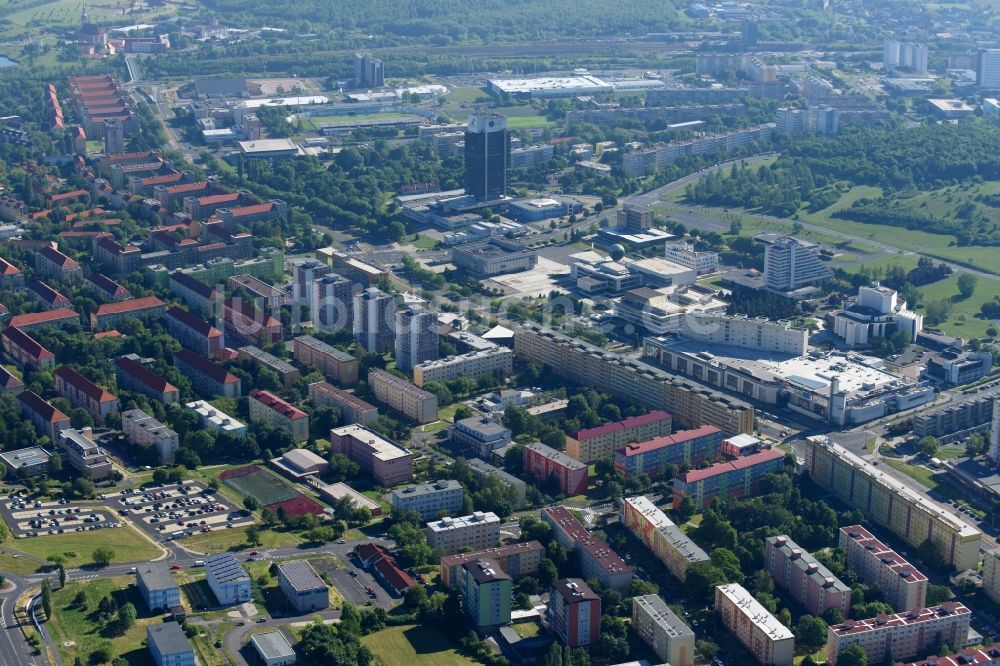 Most aus der Vogelperspektive: Stadtrand und Außenbezirks- Wohngebiete entlang der tr. Budovatelu in Most in , Tschechien