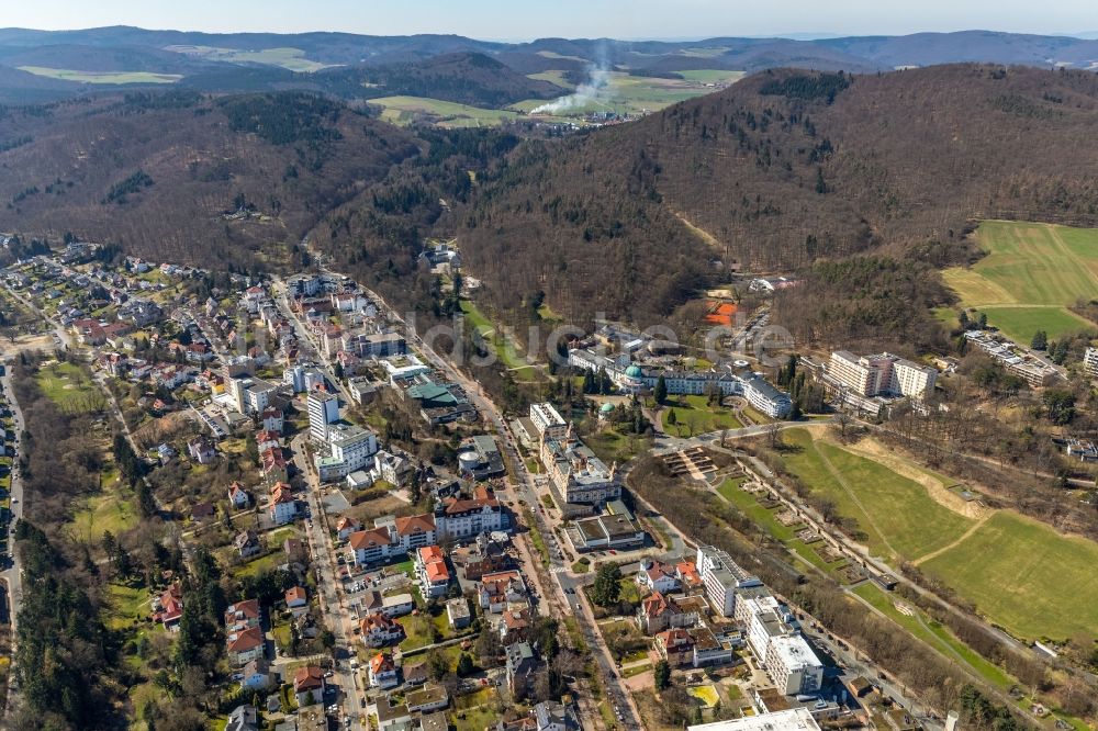 Bad Wildungen von oben - Stadtrand und Außenbezirks- Wohngebiete entlang der Langemarckstraße in Bad Wildungen im Bundesland Hessen, Deutschland