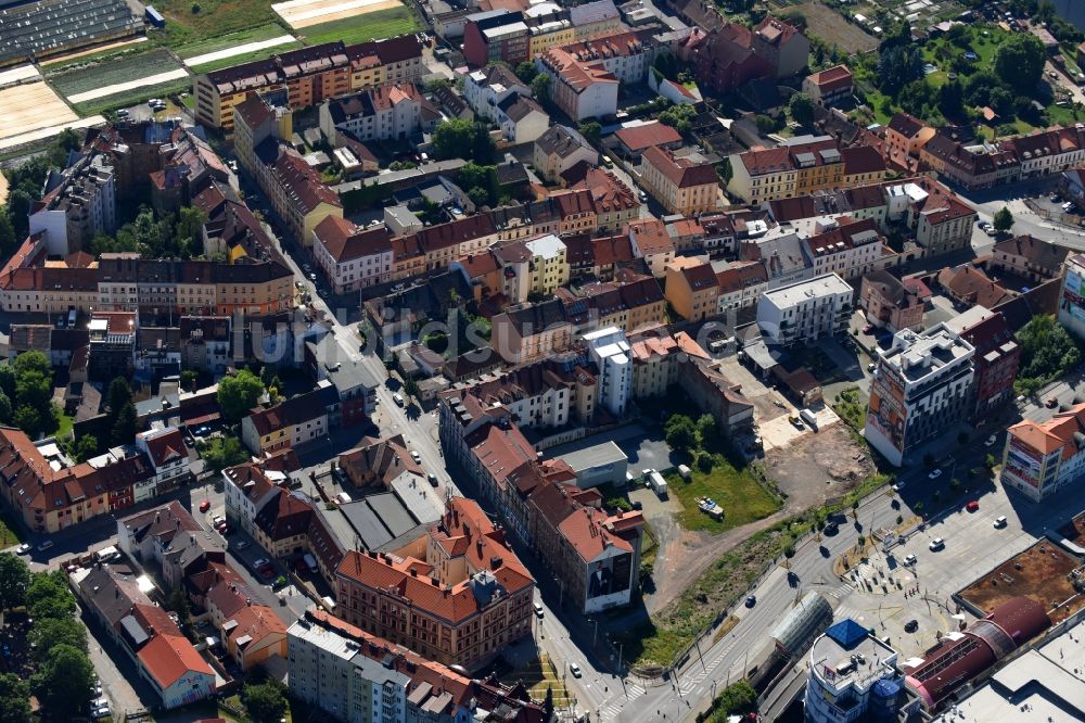 Pilsen aus der Vogelperspektive: Stadtrand und Außenbezirks- Wohngebiete entlang der Na Roudne in Pilsen in Böhmen, Tschechien