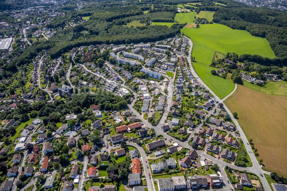 Ennepetal aus der Vogelperspektive: Stadtrand und Außenbezirks- Wohngebiete entlang der Vilvoorder Straße in Ennepetal im Bundesland Nordrhein-Westfalen - NRW, Deutschland