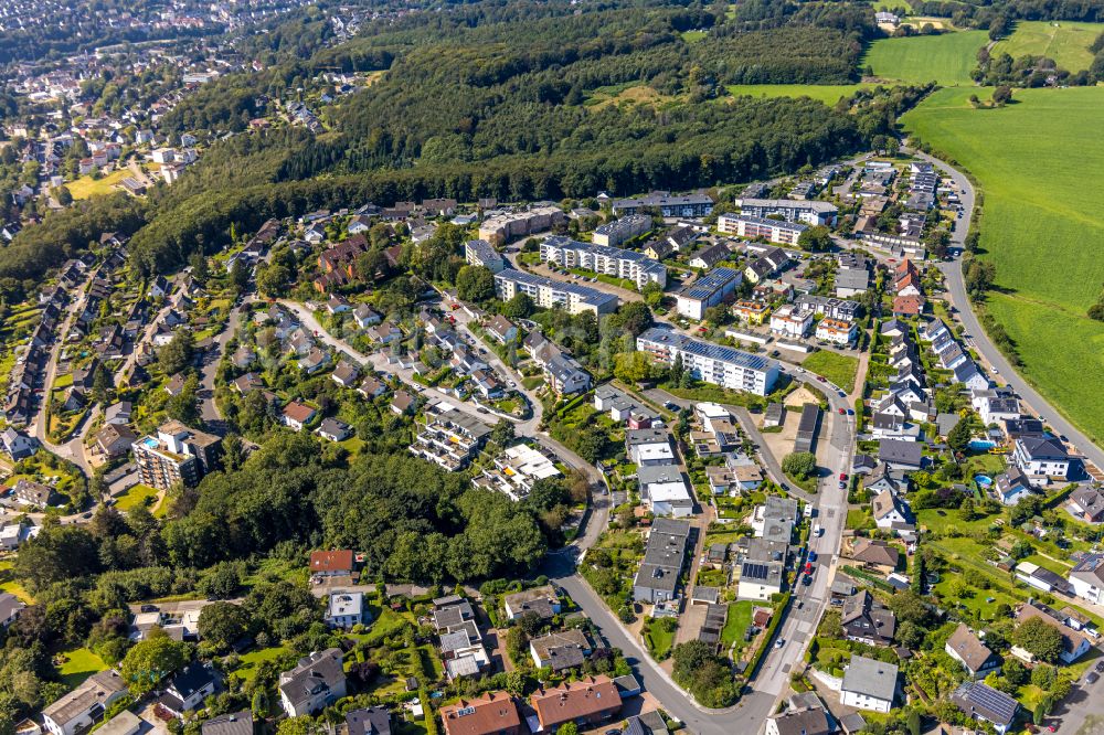 Ennepetal von oben - Stadtrand und Außenbezirks- Wohngebiete entlang der Vilvoorder Straße in Ennepetal im Bundesland Nordrhein-Westfalen - NRW, Deutschland