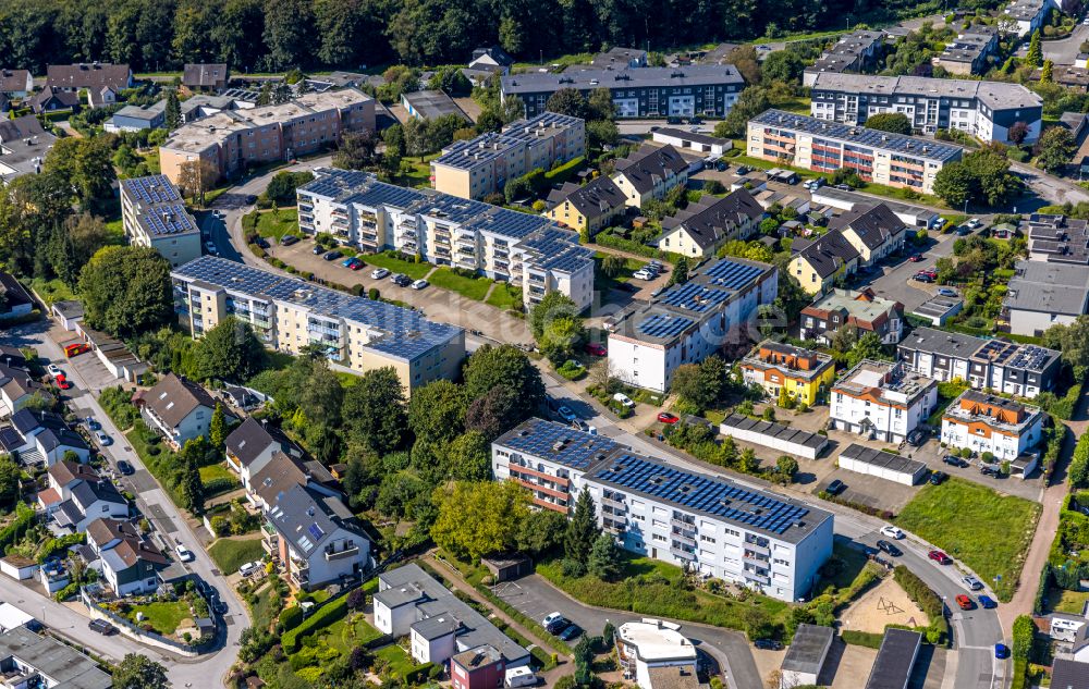 Ennepetal aus der Vogelperspektive: Stadtrand und Außenbezirks- Wohngebiete entlang der Vilvoorder Straße in Ennepetal im Bundesland Nordrhein-Westfalen - NRW, Deutschland