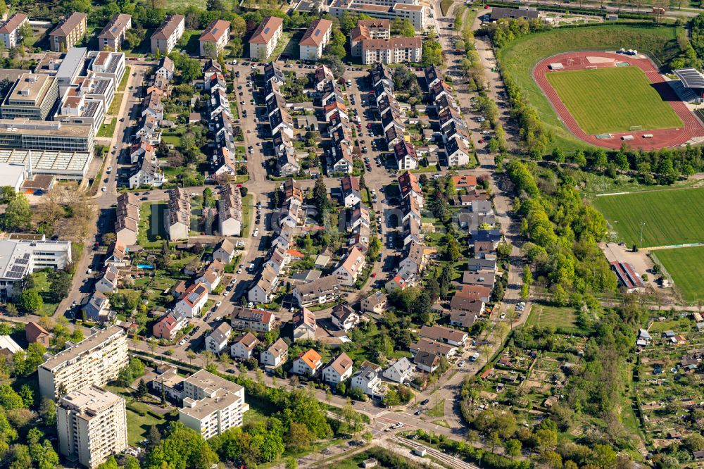 Luftaufnahme Ettlingen - Stadtrand und Außenbezirks- Wohngebiete am Gatschina Park im Süden von Ettlingen im Bundesland Baden-Württemberg, Deutschland