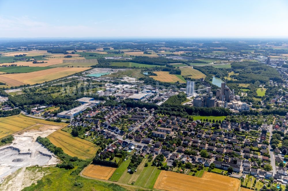 Beckum aus der Vogelperspektive: Stadtrand und Außenbezirks- Wohngebiete mit Gewerbegebieten in Beckum im Bundesland Nordrhein-Westfalen, Deutschland