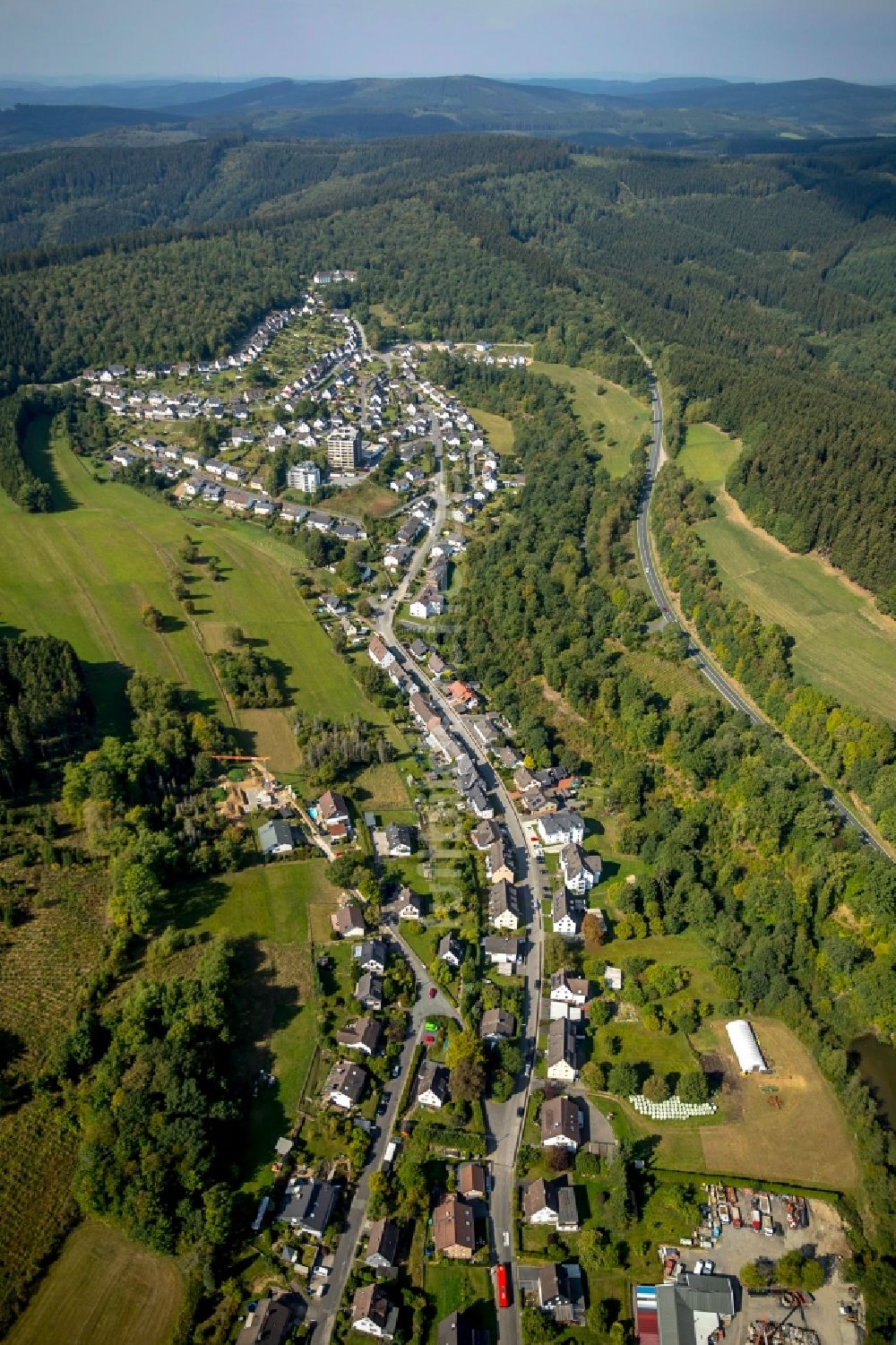 Hilchenbach aus der Vogelperspektive: Stadtrand und Außenbezirks- Wohngebiete in Hilchenbach im Bundesland Nordrhein-Westfalen, Deutschland