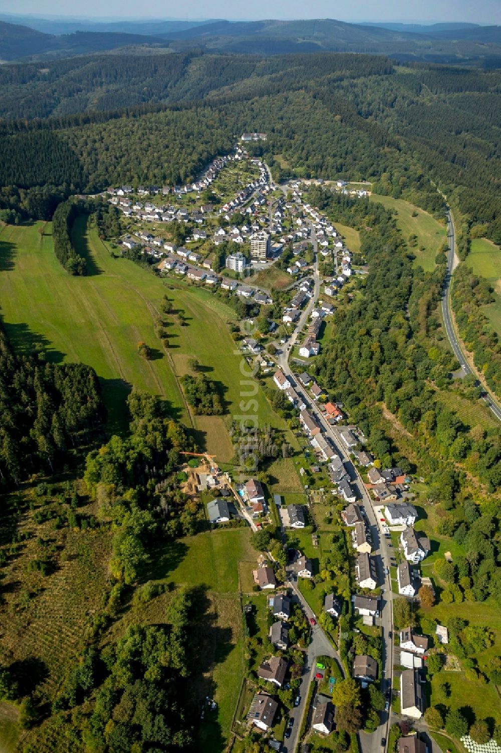 Luftbild Hilchenbach - Stadtrand und Außenbezirks- Wohngebiete in Hilchenbach im Bundesland Nordrhein-Westfalen, Deutschland