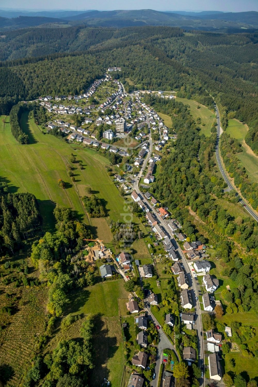 Luftaufnahme Hilchenbach - Stadtrand und Außenbezirks- Wohngebiete in Hilchenbach im Bundesland Nordrhein-Westfalen, Deutschland