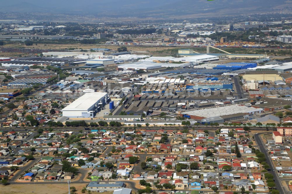 Luftaufnahme Kapstadt - Stadtrand und Außenbezirks- Wohngebiete in Kapstadt in Western Cape, Südafrika