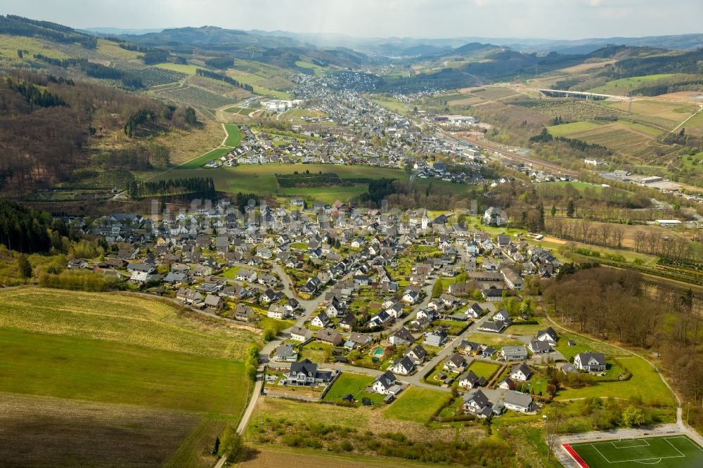 Luftaufnahme Nuttlar - Stadtrand und Außenbezirks- Wohngebiete in Nuttlar im Bundesland Nordrhein-Westfalen