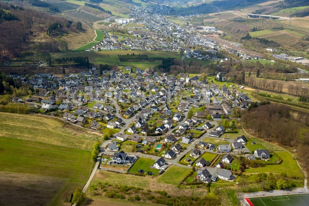 Nuttlar von oben - Stadtrand und Außenbezirks- Wohngebiete in Nuttlar im Bundesland Nordrhein-Westfalen