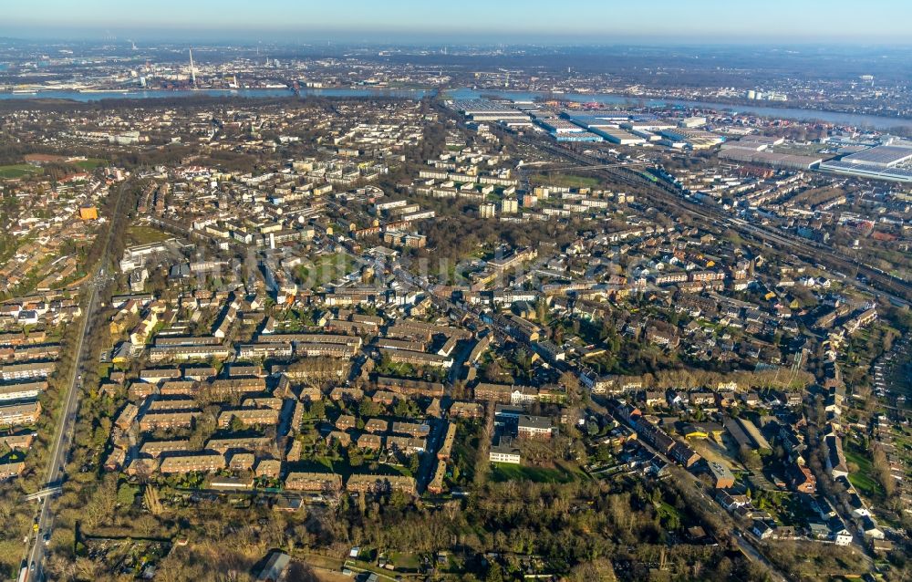 Duisburg von oben - Stadtrand und Außenbezirks- Wohngebiete im Ortsteil Friemersheim in Duisburg im Bundesland Nordrhein-Westfalen, Deutschland