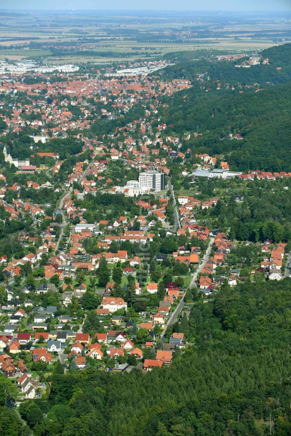 Wernigerode von oben - Stadtrand und Außenbezirks- Wohngebiete im Ortsteil Hasserode in Wernigerode im Bundesland Sachsen-Anhalt, Deutschland