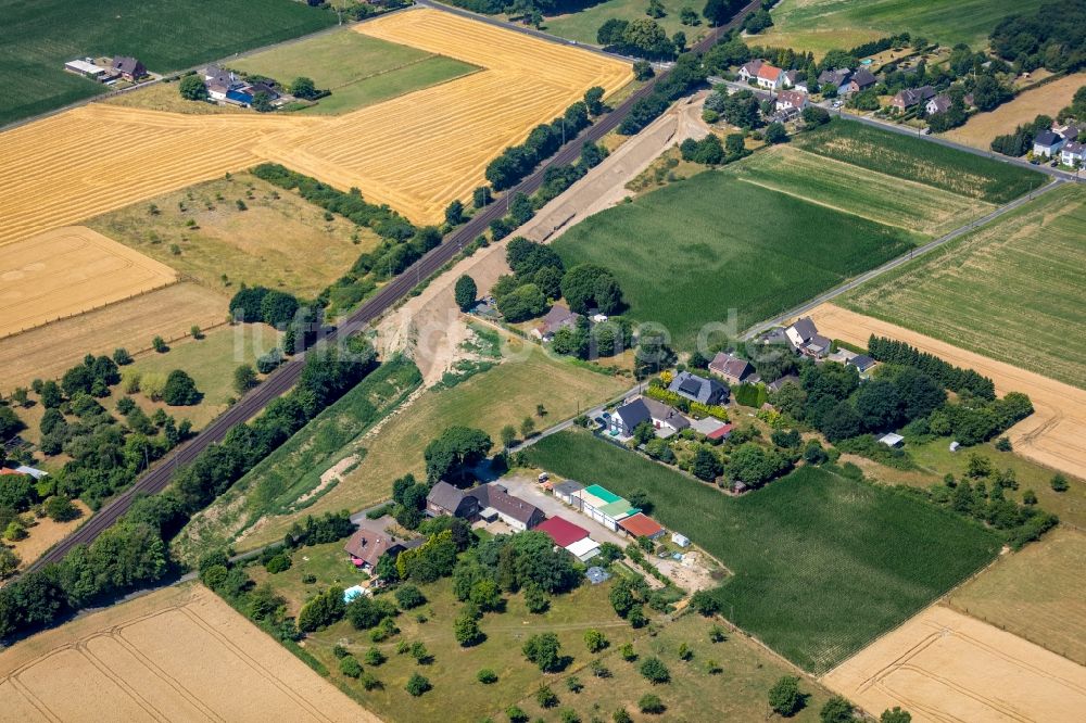 Luftaufnahme Voerde (Niederrhein) - Stadtrand und Außenbezirks- Wohngebiete im Ortsteil Holthausen in Voerde (Niederrhein) im Bundesland Nordrhein-Westfalen