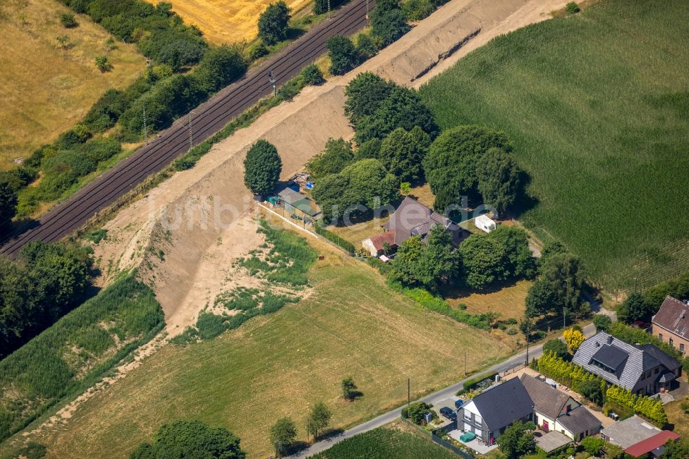 Voerde (Niederrhein) von oben - Stadtrand und Außenbezirks- Wohngebiete im Ortsteil Holthausen in Voerde (Niederrhein) im Bundesland Nordrhein-Westfalen