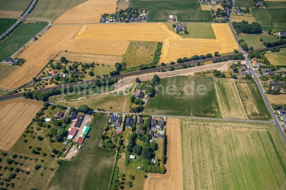 Voerde (Niederrhein) aus der Vogelperspektive: Stadtrand und Außenbezirks- Wohngebiete im Ortsteil Holthausen in Voerde (Niederrhein) im Bundesland Nordrhein-Westfalen