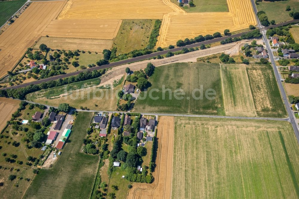 Luftbild Voerde (Niederrhein) - Stadtrand und Außenbezirks- Wohngebiete im Ortsteil Holthausen in Voerde (Niederrhein) im Bundesland Nordrhein-Westfalen