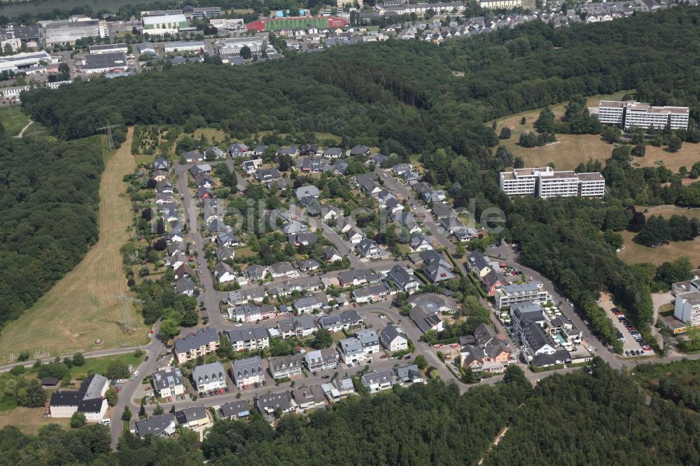 Bernkastel-Kues aus der Vogelperspektive: Stadtrand und Außenbezirks- Wohngebiete im Ortsteil Kueser Plateau in Bernkastel-Kues im Bundesland Rheinland-Pfalz, Deutschland