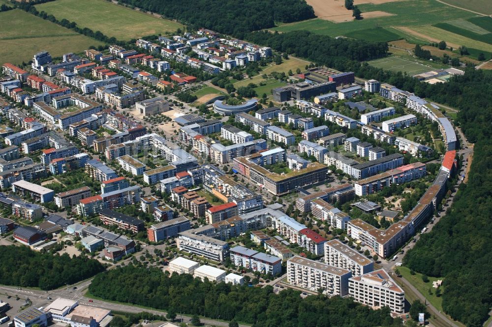 Freiburg im Breisgau von oben - Stadtrand und Außenbezirks- Wohngebiete im Ortsteil Rieselfeld in Freiburg im Breisgau im Bundesland Baden-Württemberg, Deutschland