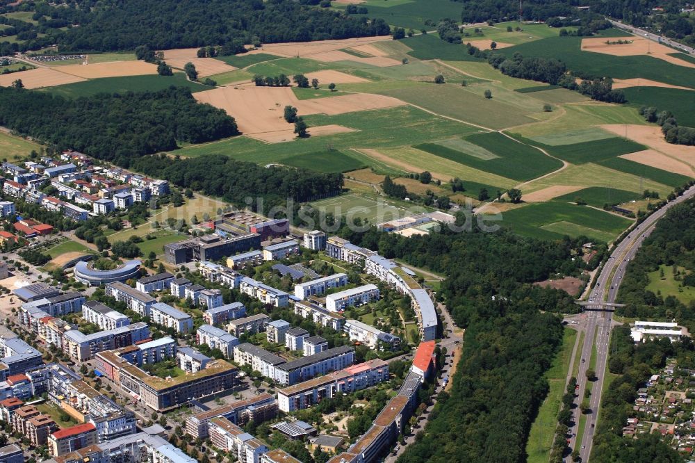 Freiburg im Breisgau aus der Vogelperspektive: Stadtrand und Außenbezirks- Wohngebiete im Ortsteil Rieselfeld in Freiburg im Breisgau im Bundesland Baden-Württemberg, Deutschland