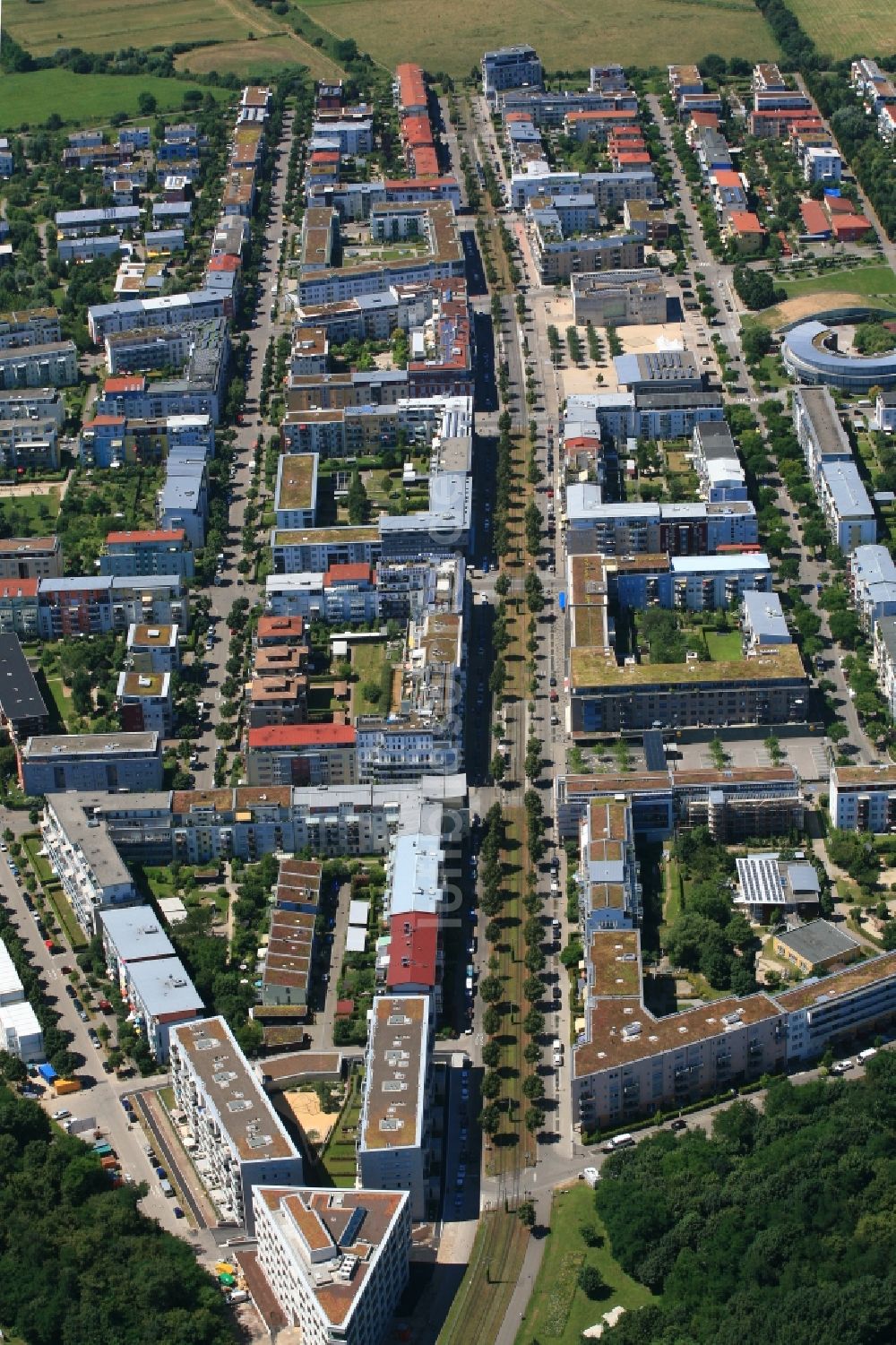 Luftbild Freiburg im Breisgau - Stadtrand und Außenbezirks- Wohngebiete im Ortsteil Rieselfeld in Freiburg im Breisgau im Bundesland Baden-Württemberg, Deutschland