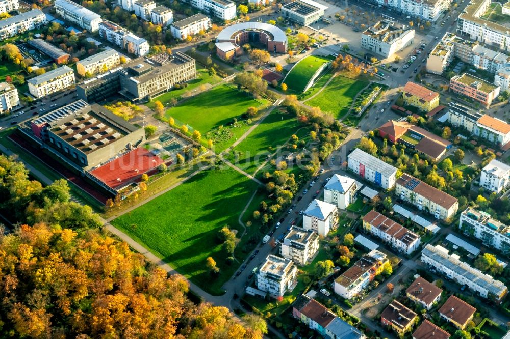 Luftaufnahme Freiburg im Breisgau - Stadtrand und Außenbezirks- Wohngebiete im Ortsteil Rieselfeld in Freiburg im Breisgau im Bundesland Baden-Württemberg, Deutschland