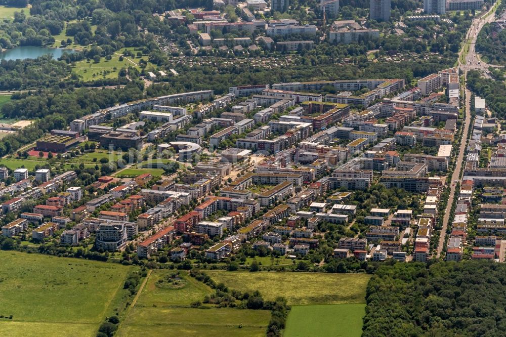 Freiburg im Breisgau aus der Vogelperspektive: Stadtrand und Außenbezirks- Wohngebiete im Ortsteil Rieselfeld in Freiburg im Breisgau im Bundesland Baden-Württemberg, Deutschland