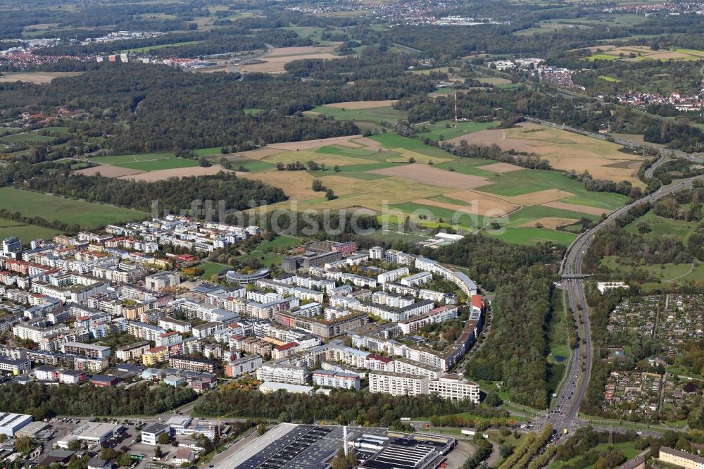 Luftaufnahme Freiburg im Breisgau - Stadtrand und Außenbezirks- Wohngebiete im Ortsteil Rieselfeld in Freiburg im Breisgau im Bundesland Baden-Württemberg, Deutschland