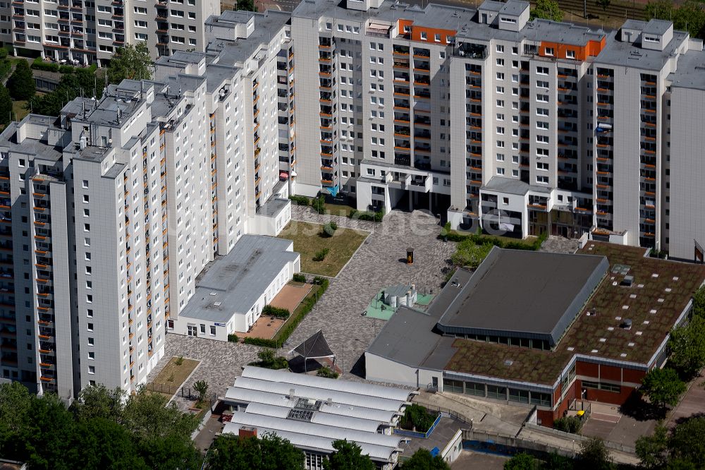 Bremen aus der Vogelperspektive: Stadtrand und Außenbezirks- Wohngebiete im Ortsteil Tenever in Bremen, Deutschland