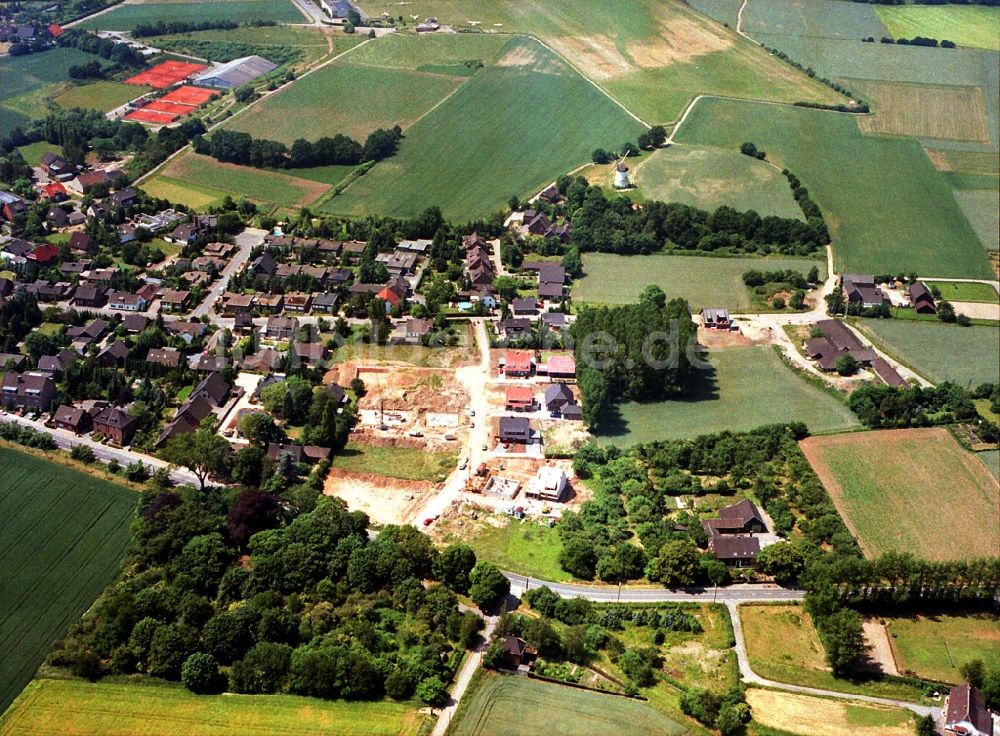 Luftaufnahme Krefeld - Stadtrand und Außenbezirks- Wohngebiete im Ortsteil Traar in Krefeld im Bundesland Nordrhein-Westfalen